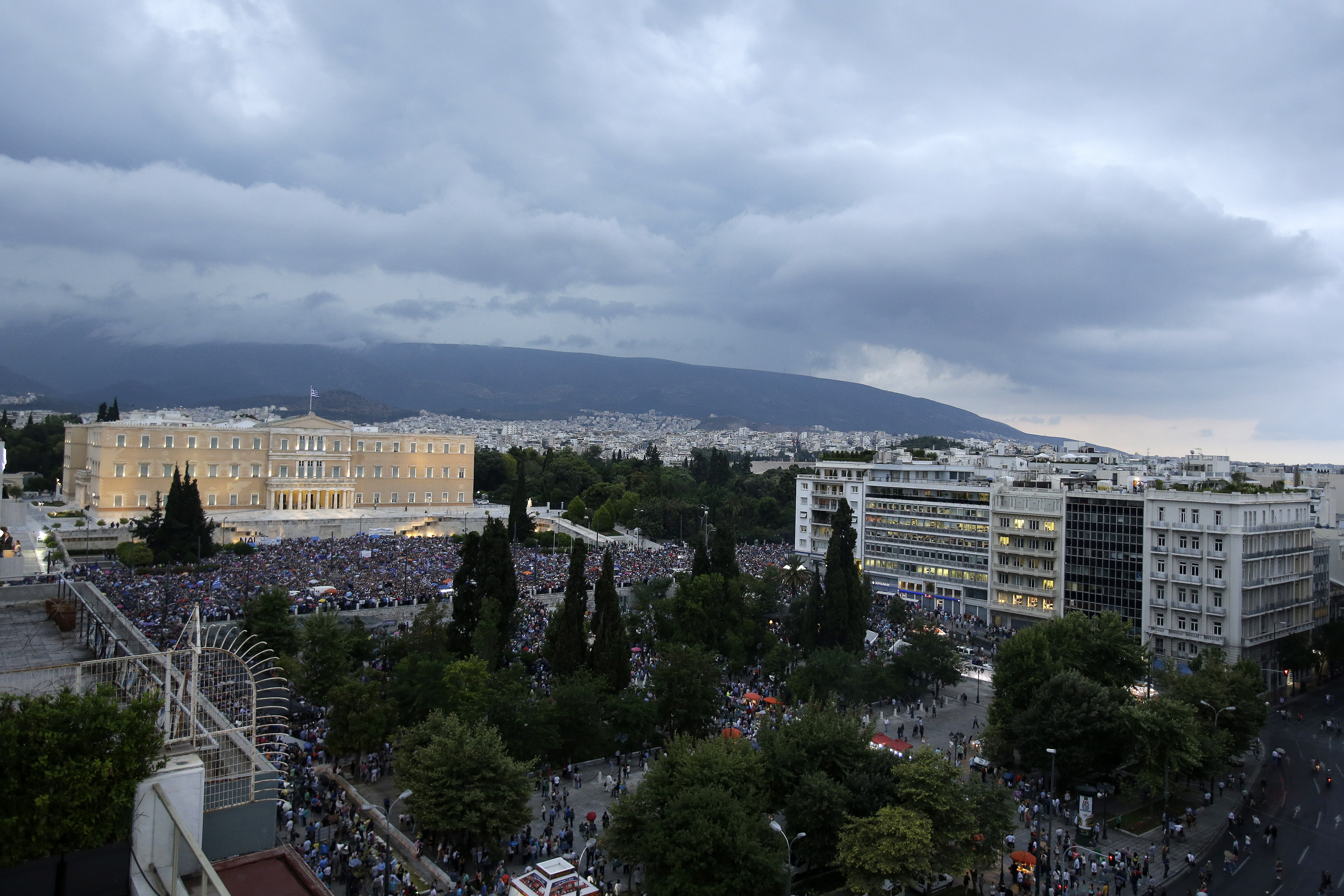 Υπό βροχήν η μεγάλη συγκέντρωση του #MenoumeEvropi